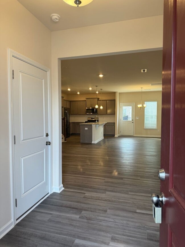 Building Photo - Stunning 3BR 2.5BA Townhome in Jamestown