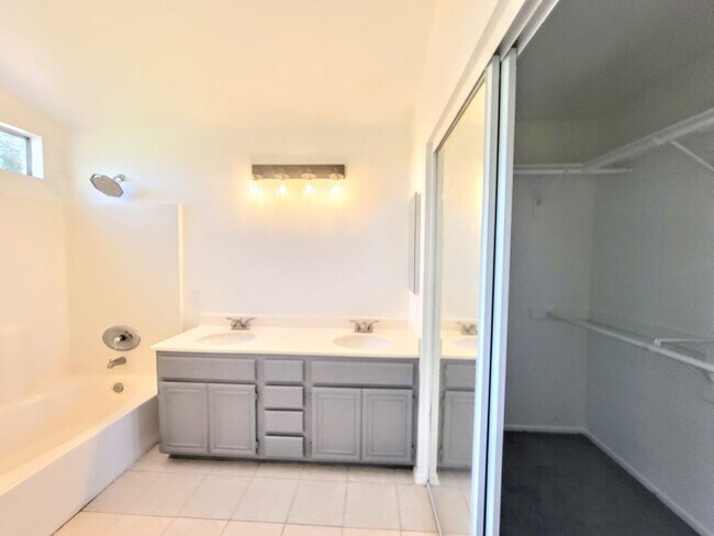 Building Photo - Gorgeous Paloma Del Sol Home - Newer paint...