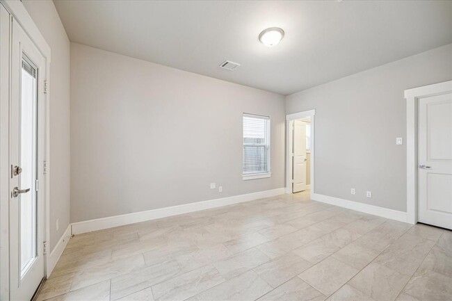 Building Photo - 880 Wakefield Dr