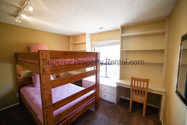 Building Photo - Furnished 2 bed, 2 bath condo with views