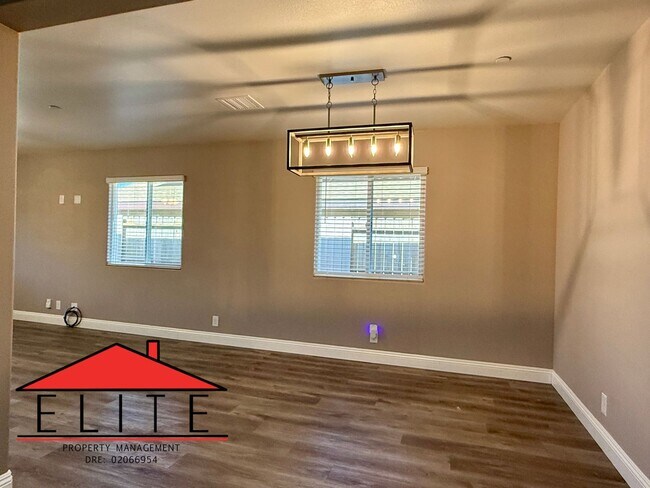 Building Photo - AVAILABLE NOW!!