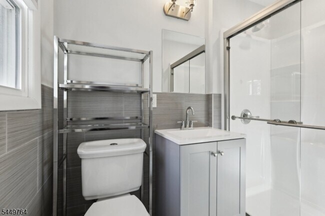 Building Photo - 287 Country Club Dr