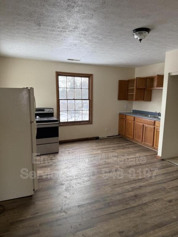 Building Photo - 91 N Buena Vista St