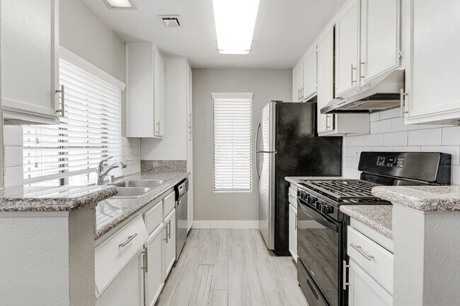 Building Photo - Stylish Upstairs Condo with Dual Primary S...