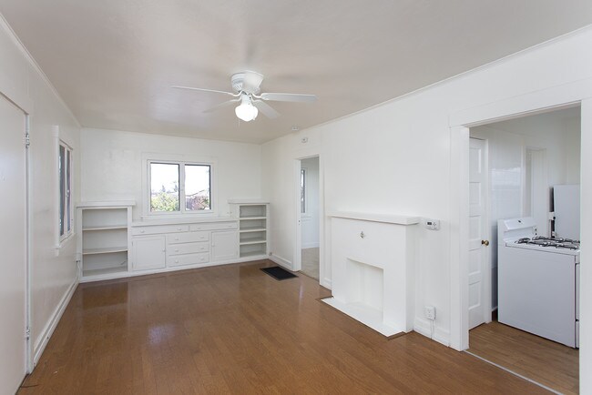 Building Photo - *2 WEEKS FREE!* Cottage in La Jolla w/ Den...