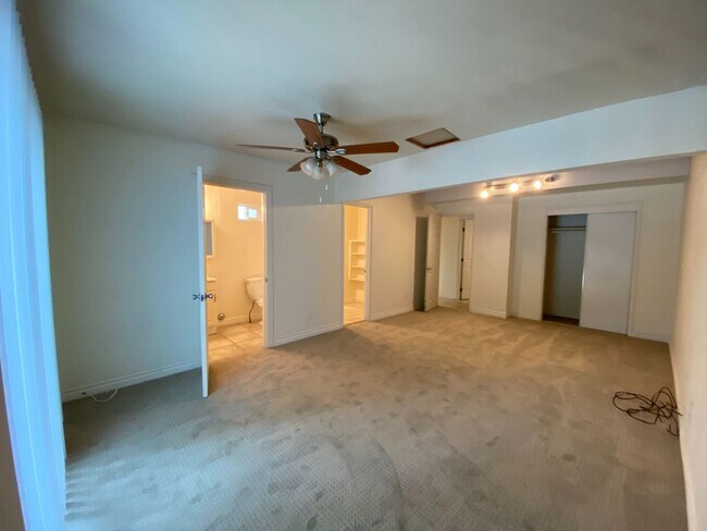 Building Photo - Large Bedrooms! 6 Parking Spaces (Lease ou...