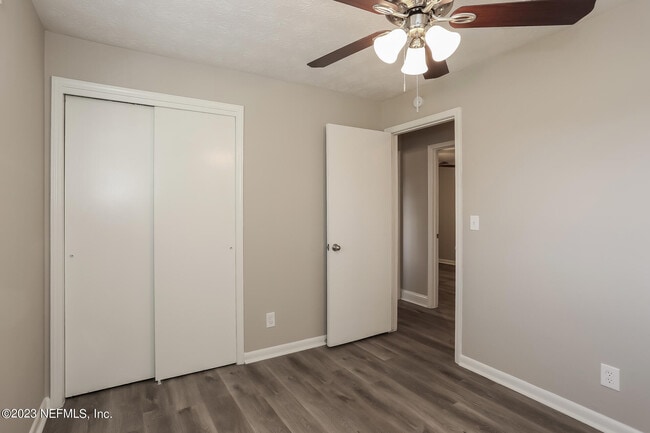 Building Photo - 7421 Deepwood Dr N