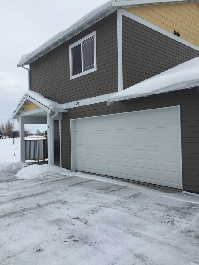 Building Photo - 3 Bedroom 2 1/2 Bathroom Townhouse