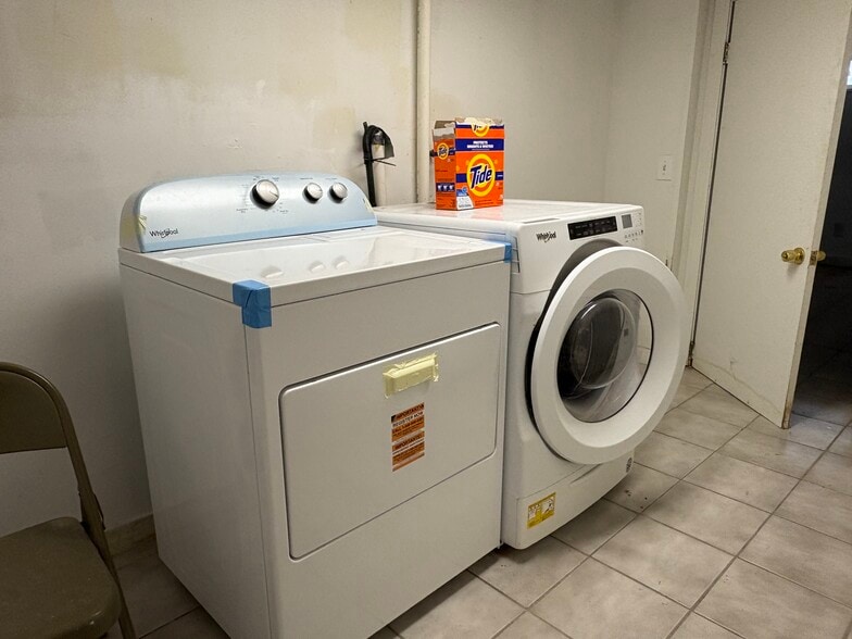 Building Photo - 9 Knapp St