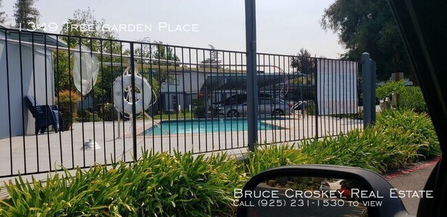 Building Photo - Move in ready! Pets ok