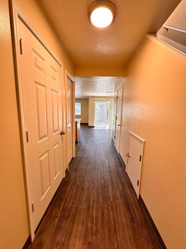 Building Photo - 2607 S Cloverleaf Loop