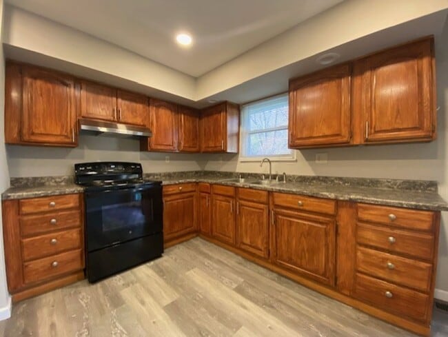 Building Photo - Welcome to this charming 2-bedroom, 1-bathroom ranch style home located in Springfield, OH+