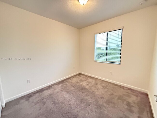 Building Photo - 20714 NE 5th Ct