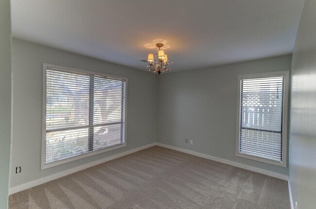 Building Photo - Beautiful 3 BR/2 BA home available in the ...