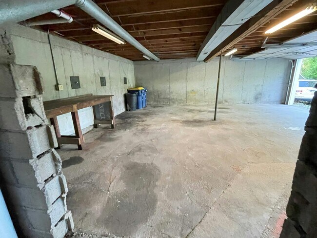 Building Photo - 508 S Commercial Ave