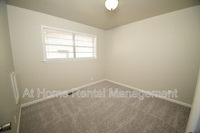 Building Photo - 10219 E 7th St