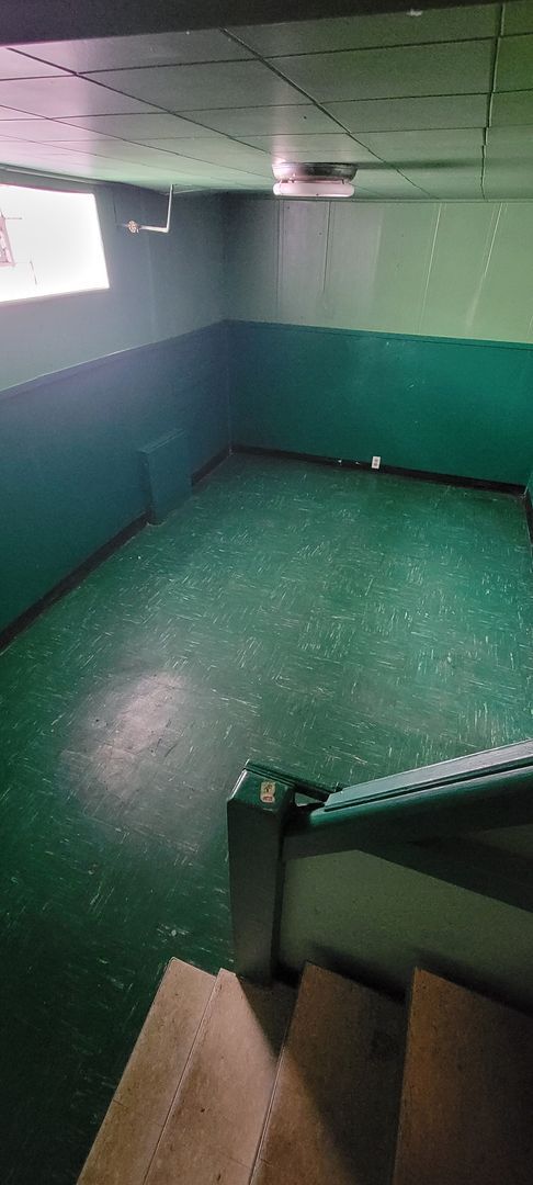 Building Photo - Large Home - Northeast