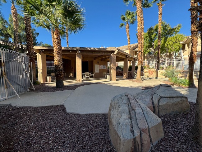 Building Photo - Ground Floor Unit with Tile Floors & Commu...