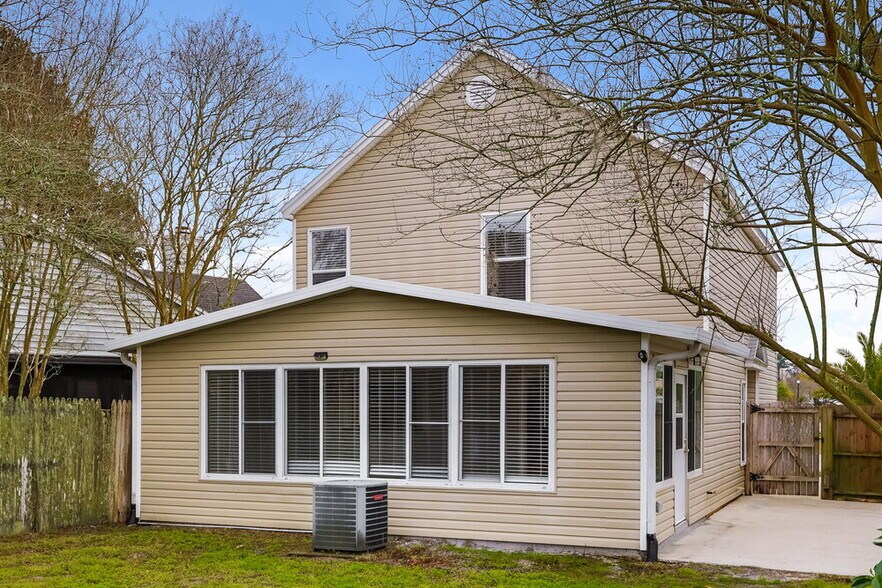 Building Photo - 653 Staffordshire Dr E