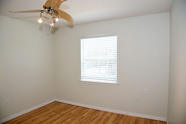 Building Photo - 3 Bedroom in Bluewater Bay!
