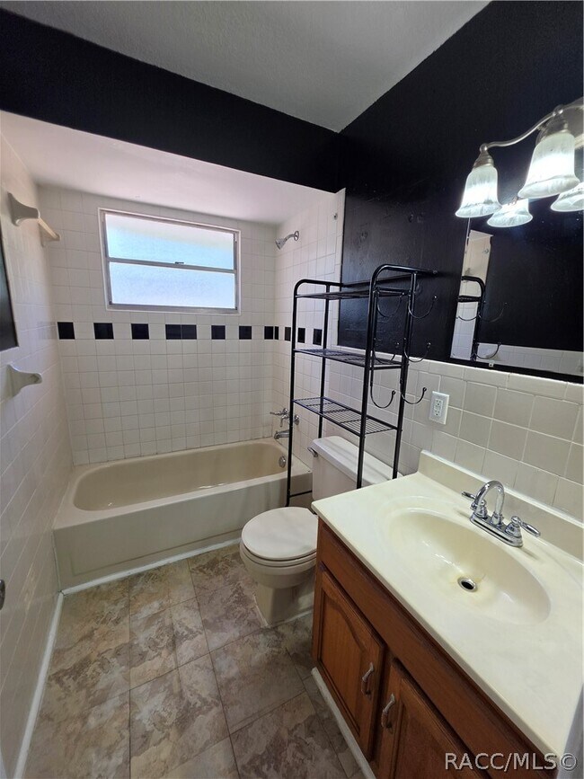 Building Photo - 2500 E Modern Ct