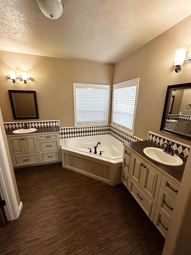 Building Photo - 3 Bedroom 2.5 Half Bath Home in Tuscany Vi...