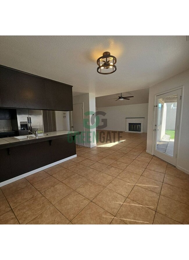 Building Photo - Beautiful 3 BEDROOM 2.5 BATH HOME IN MODES...