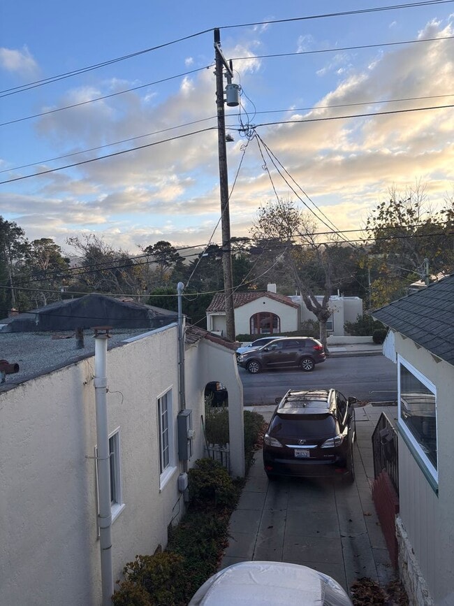 Building Photo - 1 bed/1 bath Studio/Apartment In Monterey - Very close to DLI & NPS