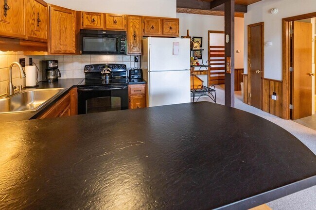 Building Photo - 18 Bunker Ln