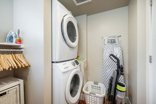 Building Photo - 720 NE 47th St