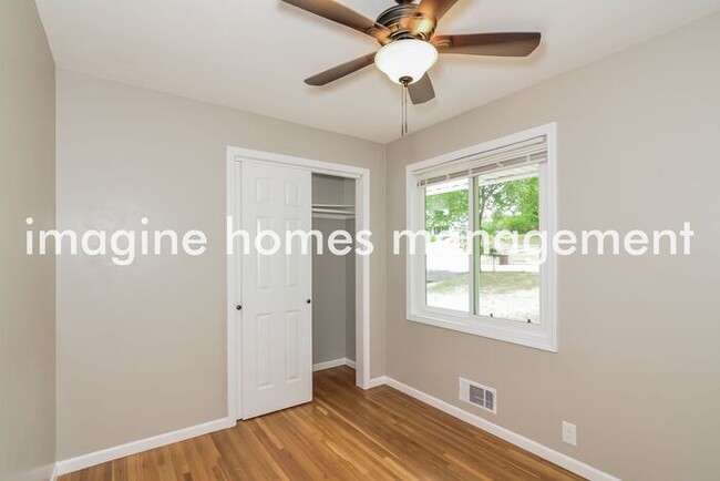 Building Photo - Large 4 Bedroom Single Family Home in Minn...