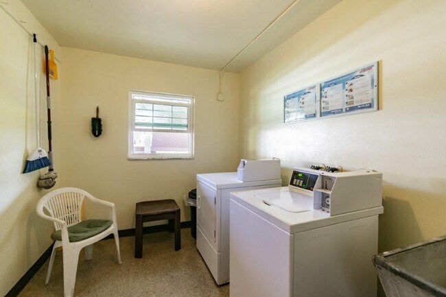 Building Photo - 650 Pinellas Point Dr S
