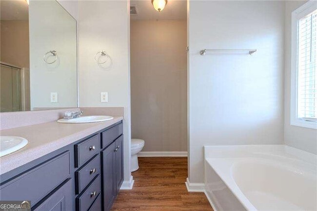 Building Photo - 17 Village Glen