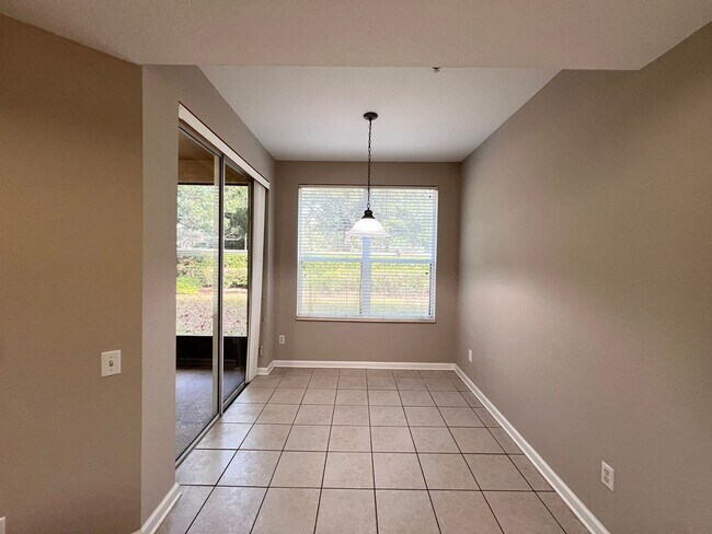 Building Photo - Great townhouse -  available now!