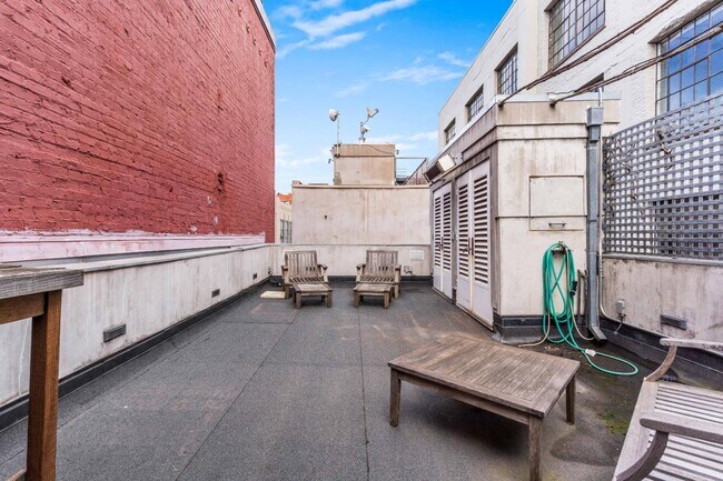 Building Photo - 657 3rd St