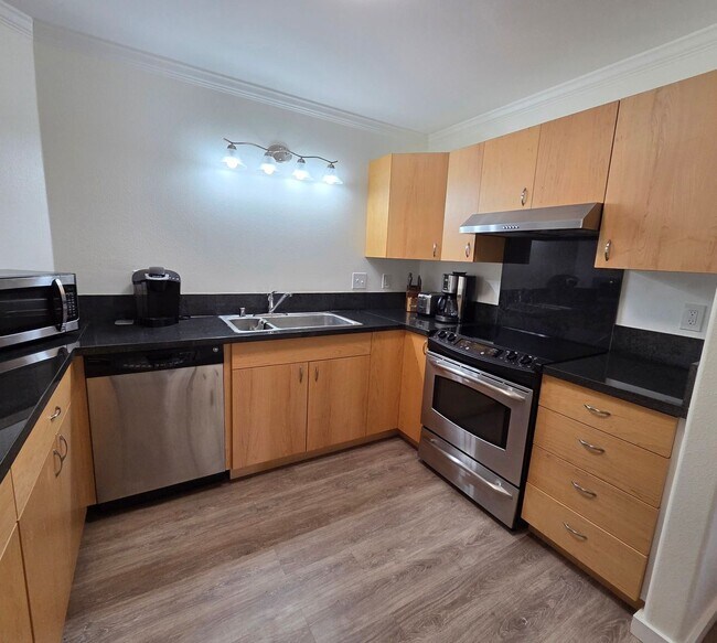 Building Photo - Turned key full furnished 3 bedroom in North Kihei