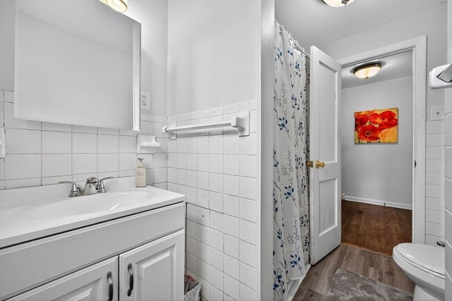 Building Photo - 3 Bedroom, 1 Bath Smart Fully Furnished To...