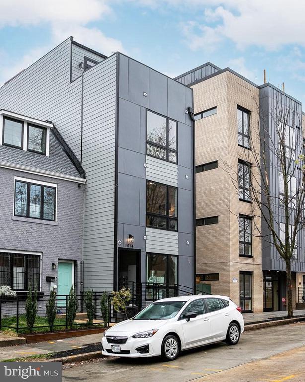 Building Photo - 1014 1/2 17th Pl NE