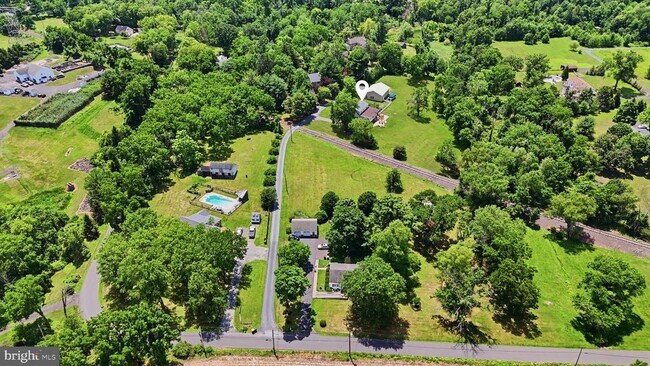 Building Photo - 1682 Creek Rd