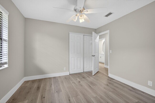 Building Photo - 1202 Essex Dr