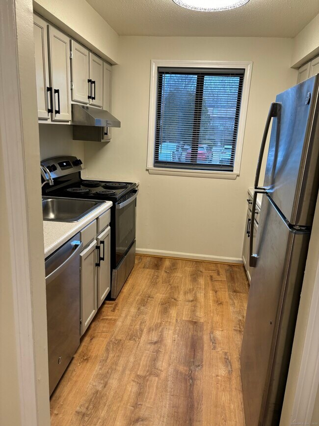 Building Photo - 11 King Arthur Dr