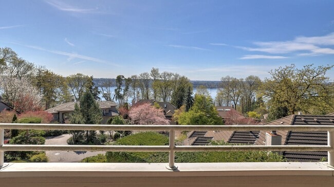 Building Photo - 5bd/5ba Mercer Island Home