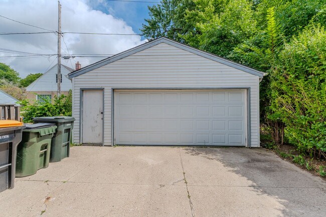 Building Photo - 2572 N 66th St