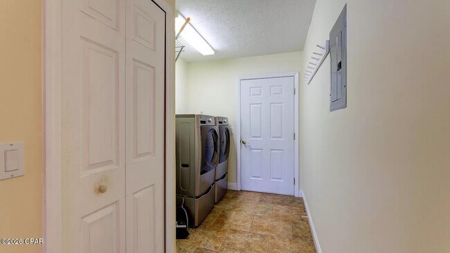 Building Photo - 816 W 8th St Cir