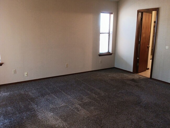 Building Photo - 3 Bedroom, 2 Bathroom Home! Schedule a Showing!