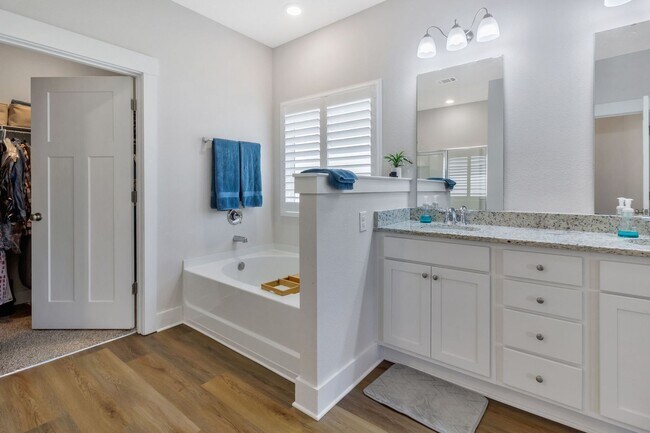 Building Photo - 4 BEDROOMS IN GULF BREEZE!!