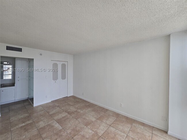 Building Photo - 16919 N Bay Rd