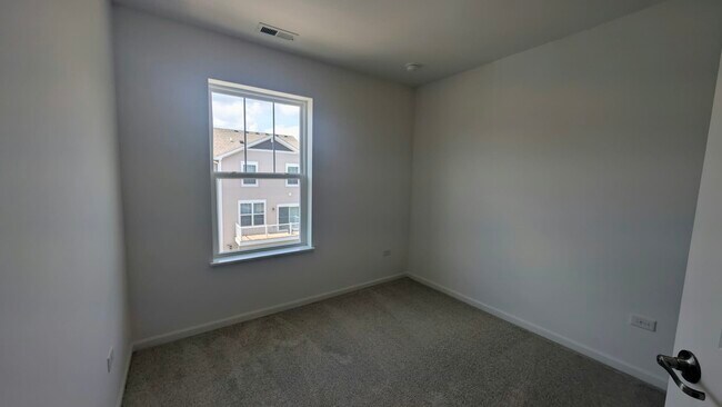 Building Photo - 434 Red Oak Cir