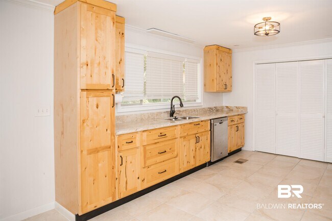 Building Photo - 7099 Pinehill Rd