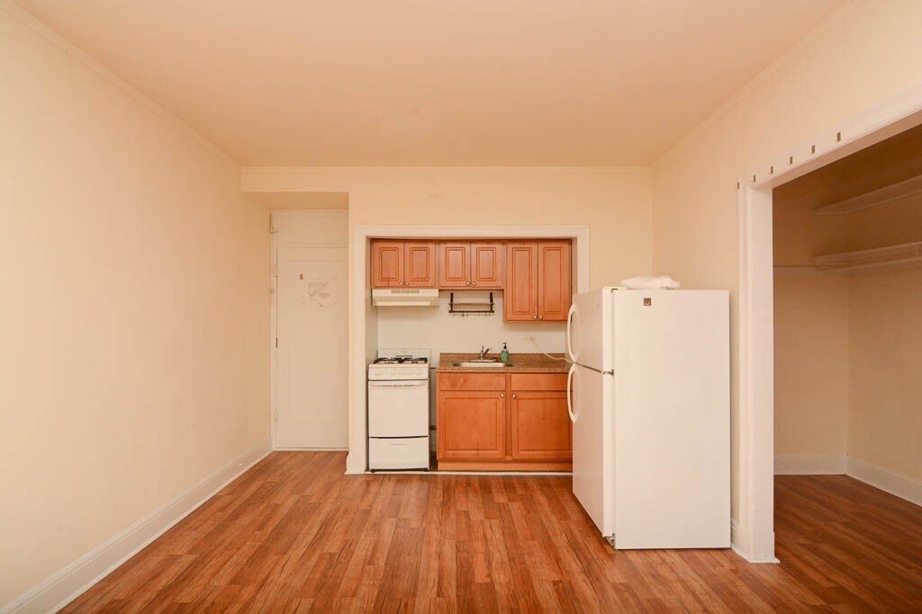 Building Photo - 3335 W Diversey Ave